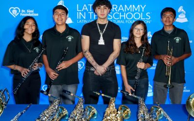 DannyLux lleva instrumentos y una conversación sobre música a estudiantes de Downey